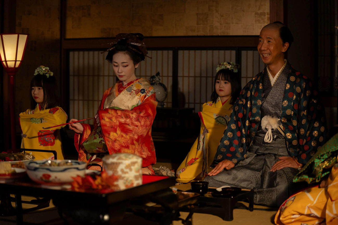 NHK大河ドラマ「べらぼう～蔦重栄華乃夢噺～」で福原遥（左から2人目）との演技に臨む、ひょうろく（右端）