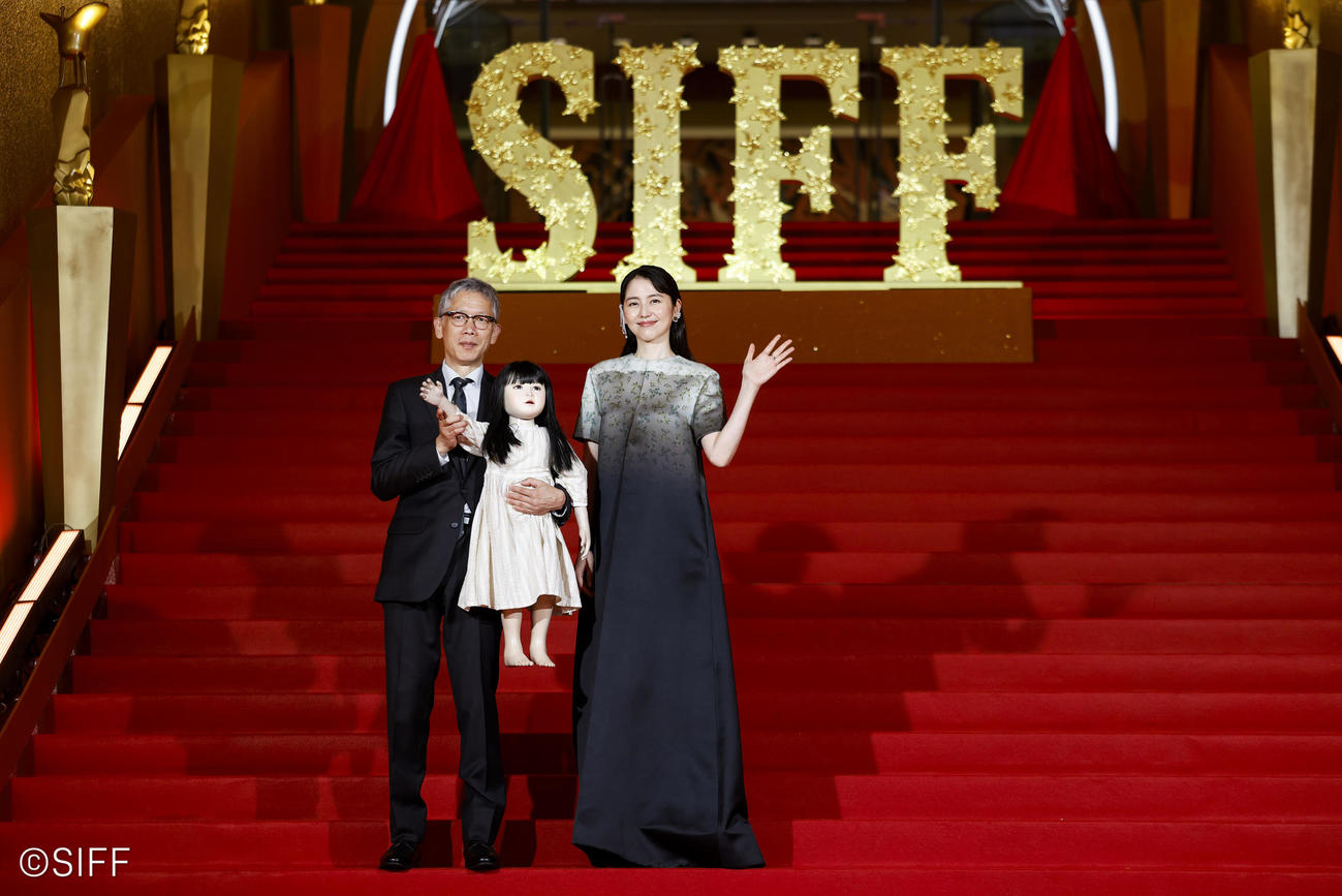 上海映画祭クロージングセレモニーに登場した「ドールハウス」の長澤まさみと矢口史靖監督