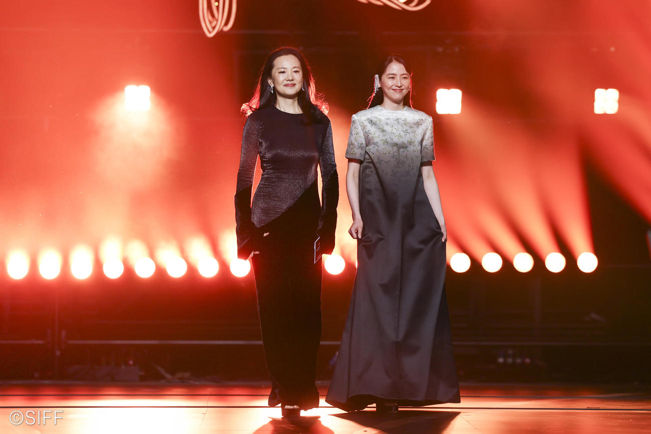 上海映画祭クロージングセレモニーに登場した中国の女優咏梅（左）と長澤まさみ