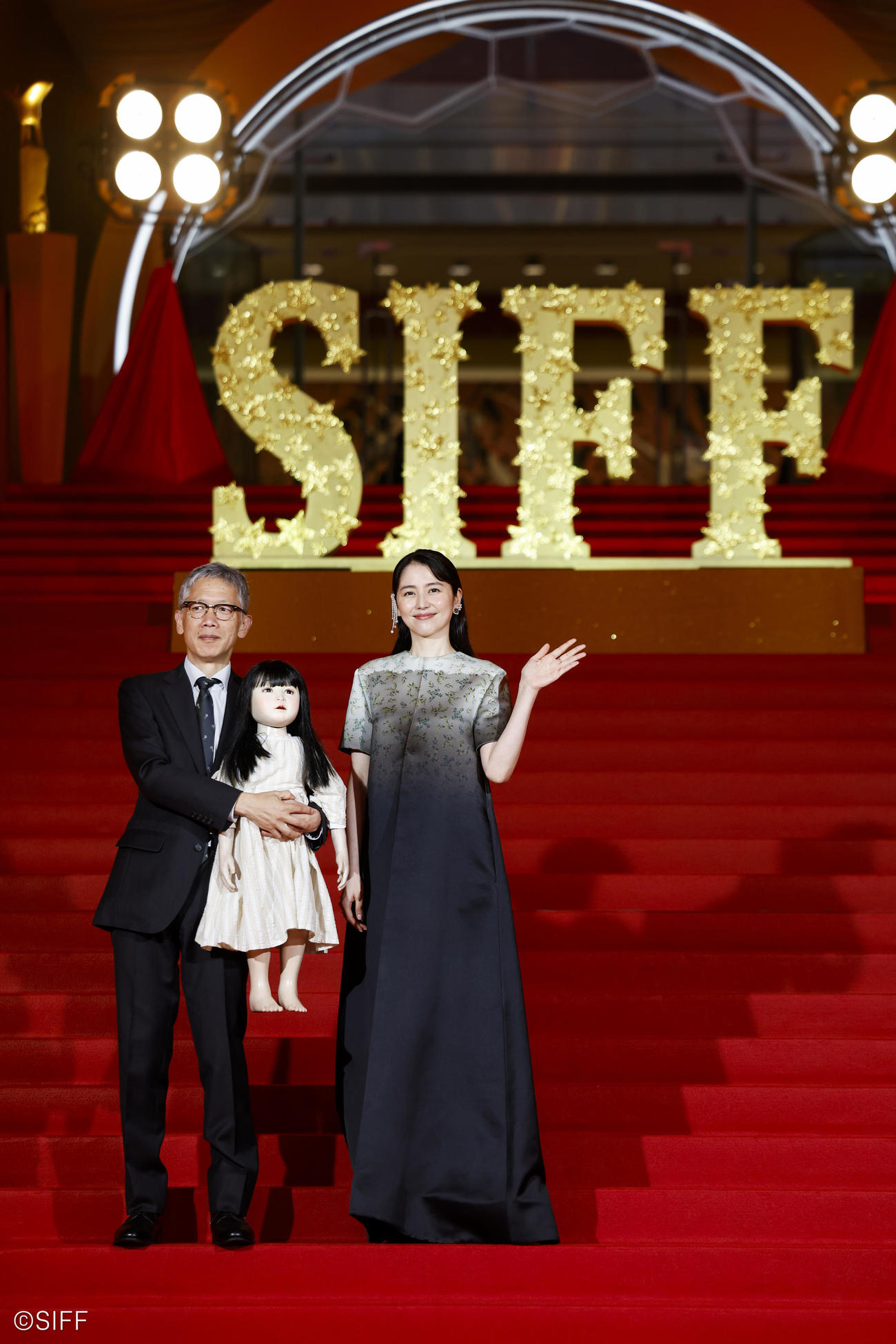 上海映画祭クロージングセレモニーに登場した「ドールハウス」の長澤まさみと矢口史靖監督