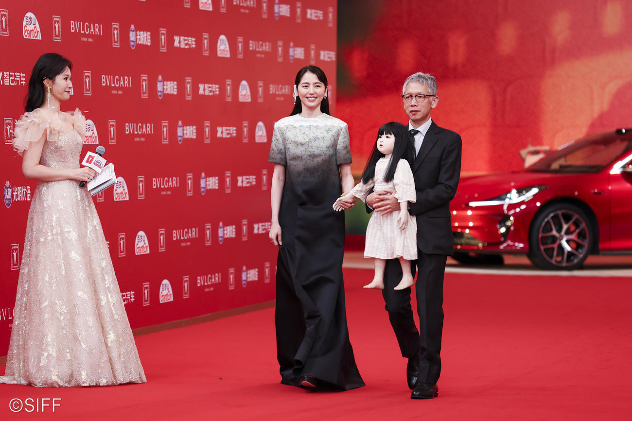 上海映画祭クロージングセレモニーに登場した「ドールハウス」の長澤まさみと矢口史靖監督