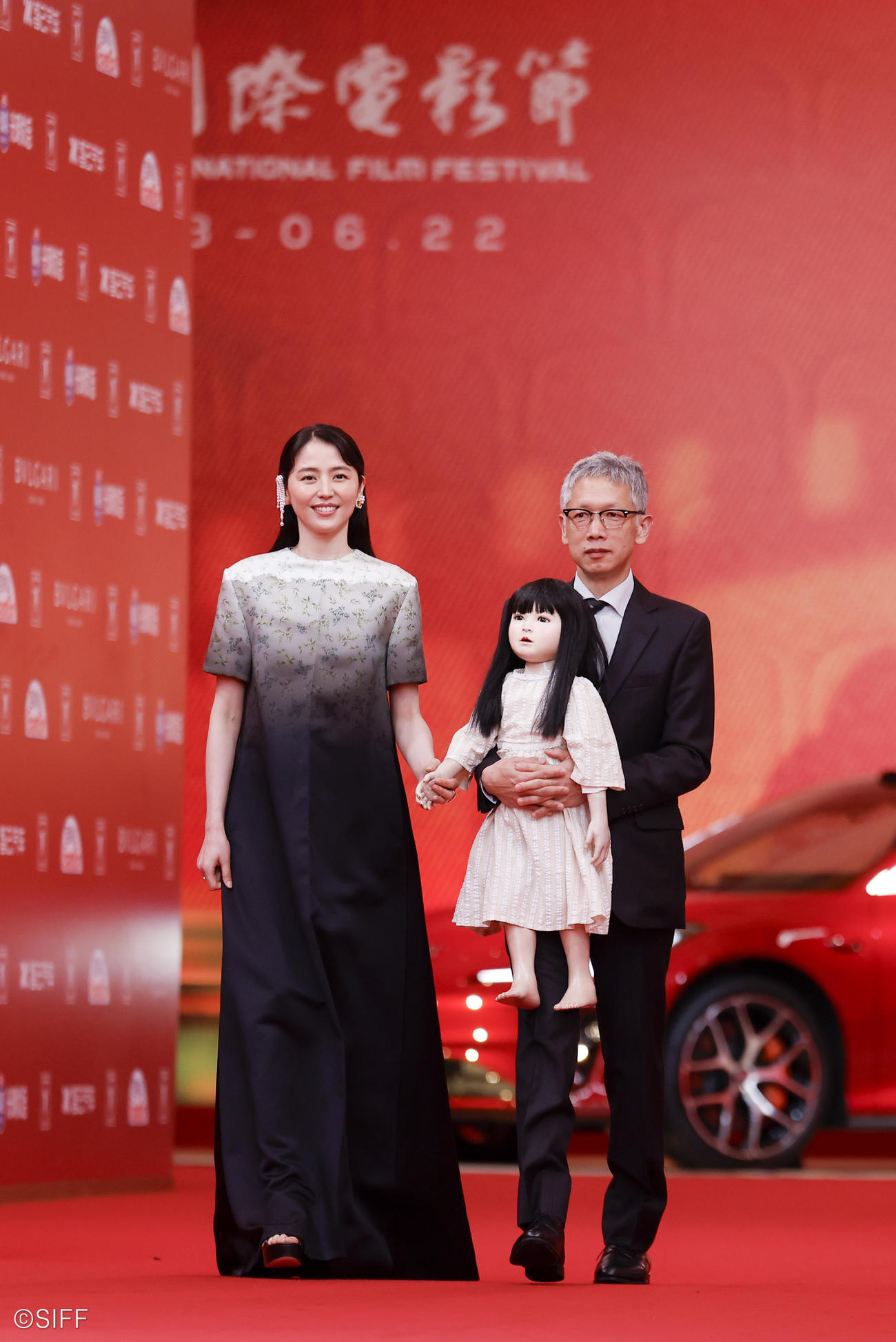 上海映画祭クロージングセレモニーに登場した「ドールハウス」の長澤まさみと矢口史靖監督