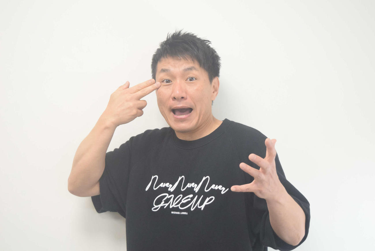 ホテルニューアワジのラジオCMソングフルバージョンを完成させたますだおかだ増田英彦（撮影・阪口孝志）