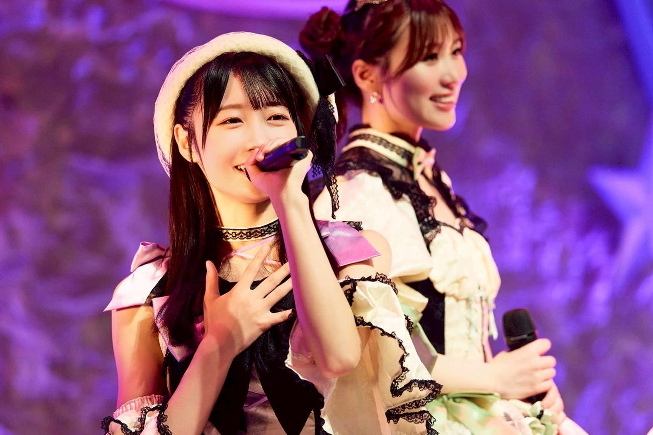 結成15周年記念ライブの東京公演で歌うSUPER☆GiRLSの柏綾菜（左）と坂林佳奈
