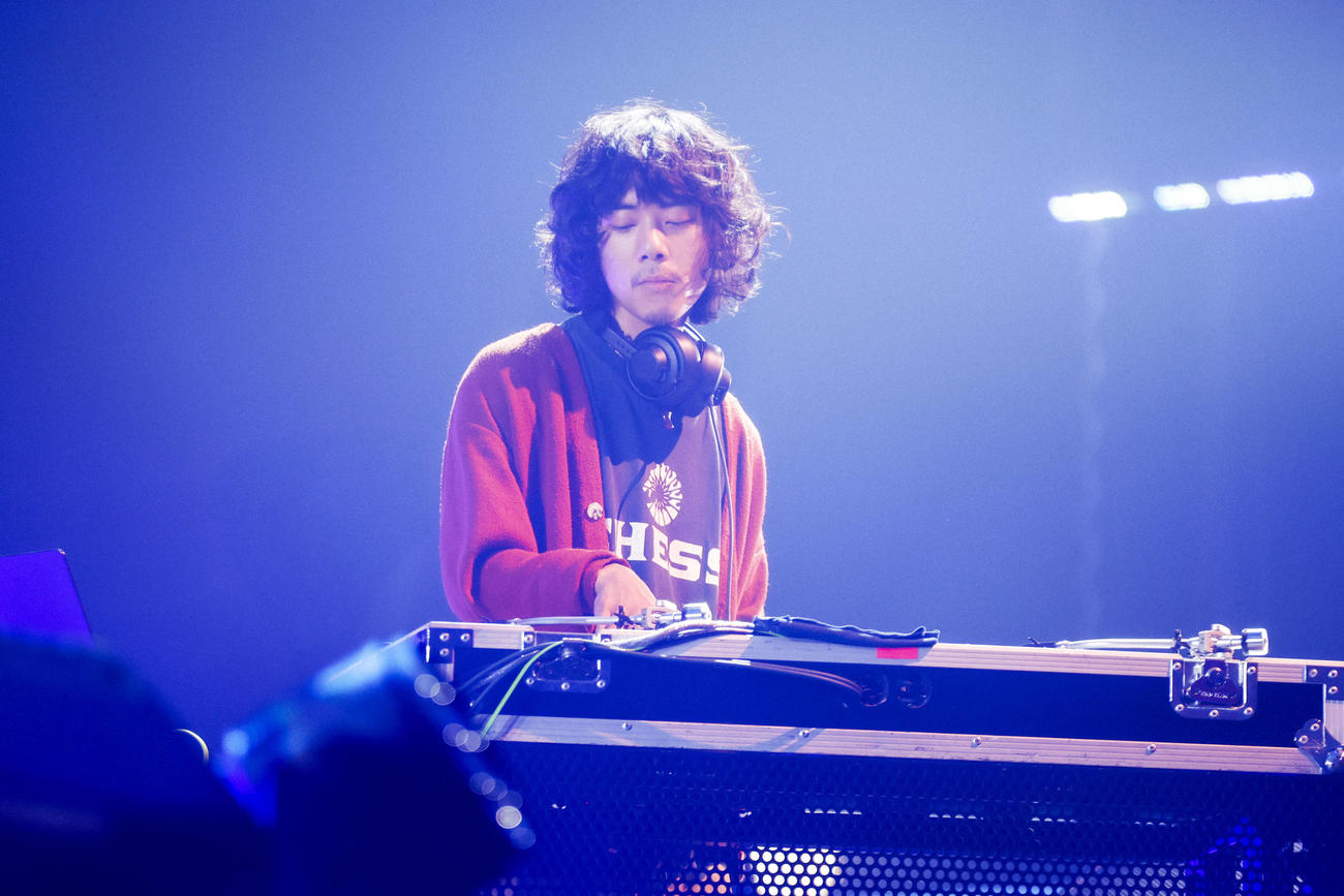パフォーマンスするSuchmosのKaiki Ohara（C）Desital Natives