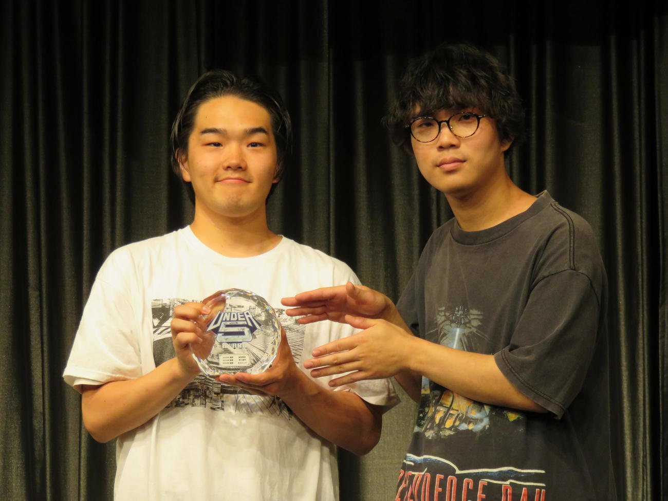 超若手芸人NO・1決定戦「UNDER5 AWARD 2025」で優勝した「あなたとネ」の本郷（左）といしはら