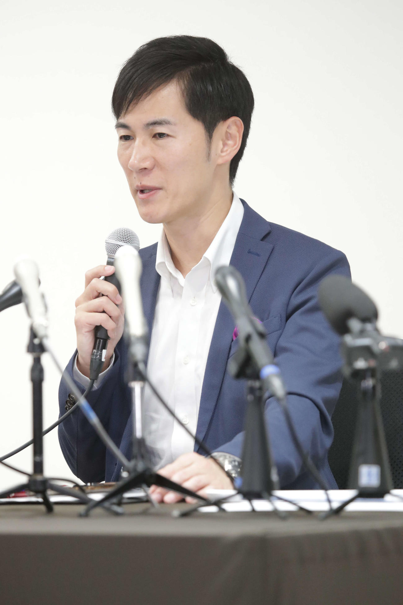 会見に出席する石丸伸二氏