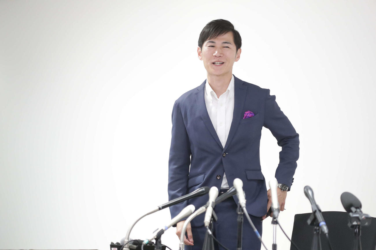 会見に出席した石丸伸二氏はぼう然とした表情を見せる