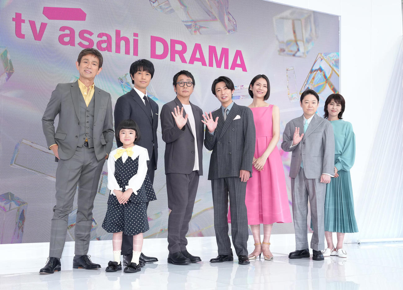 テレビ朝日ドラマ合同会見に登壇した出演者たち。左から江口洋介、永尾柚乃、斎藤工、大森南朋、相葉雅紀、松下奈緒、阿部サダヲ、松たか子（撮影・足立雅史）
