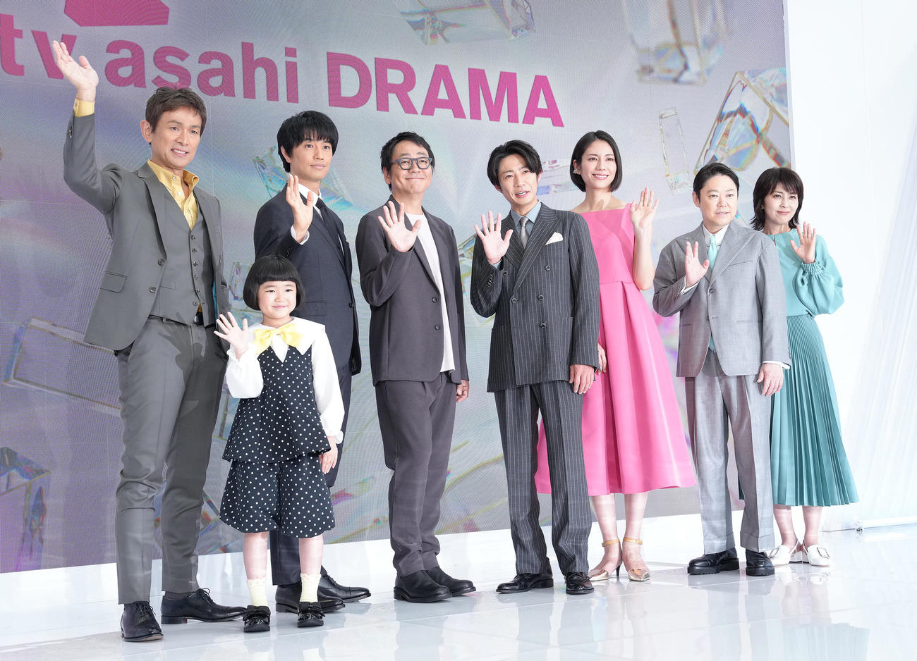 テレビ朝日ドラマ合同会見に登壇した出演者たち。左から江口洋介、永尾柚乃、斎藤工、大森南朋、相葉雅紀、松下奈緒、阿部サダヲ、松たか子（撮影・足立雅史）