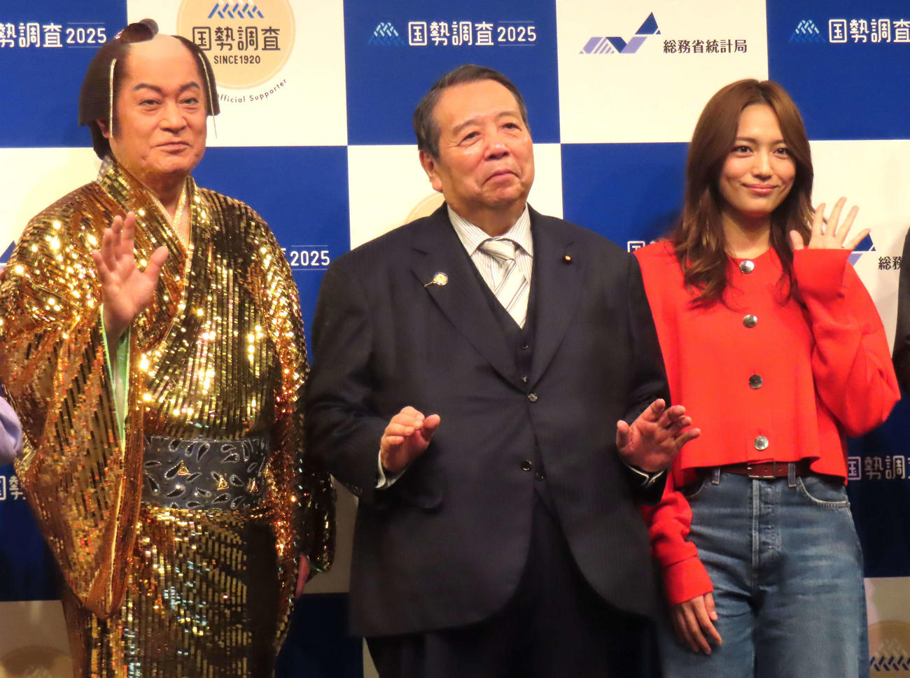 「いざ、国勢調査！　キックオフイベント」に登壇した、左から松平健、村上誠一郎総務大臣、川口春奈