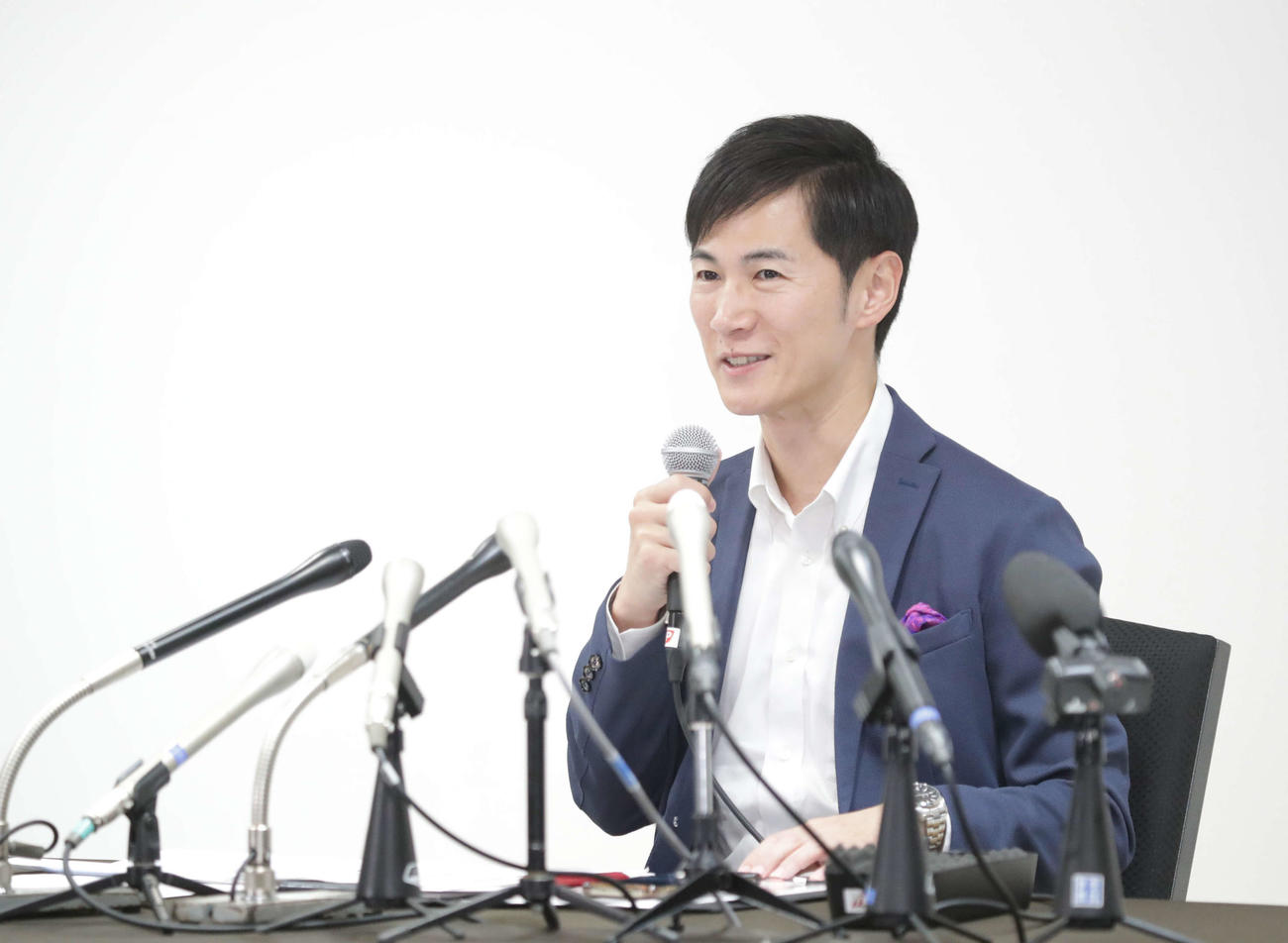 会見に出席する石丸伸二氏（撮影・高橋洋平）
