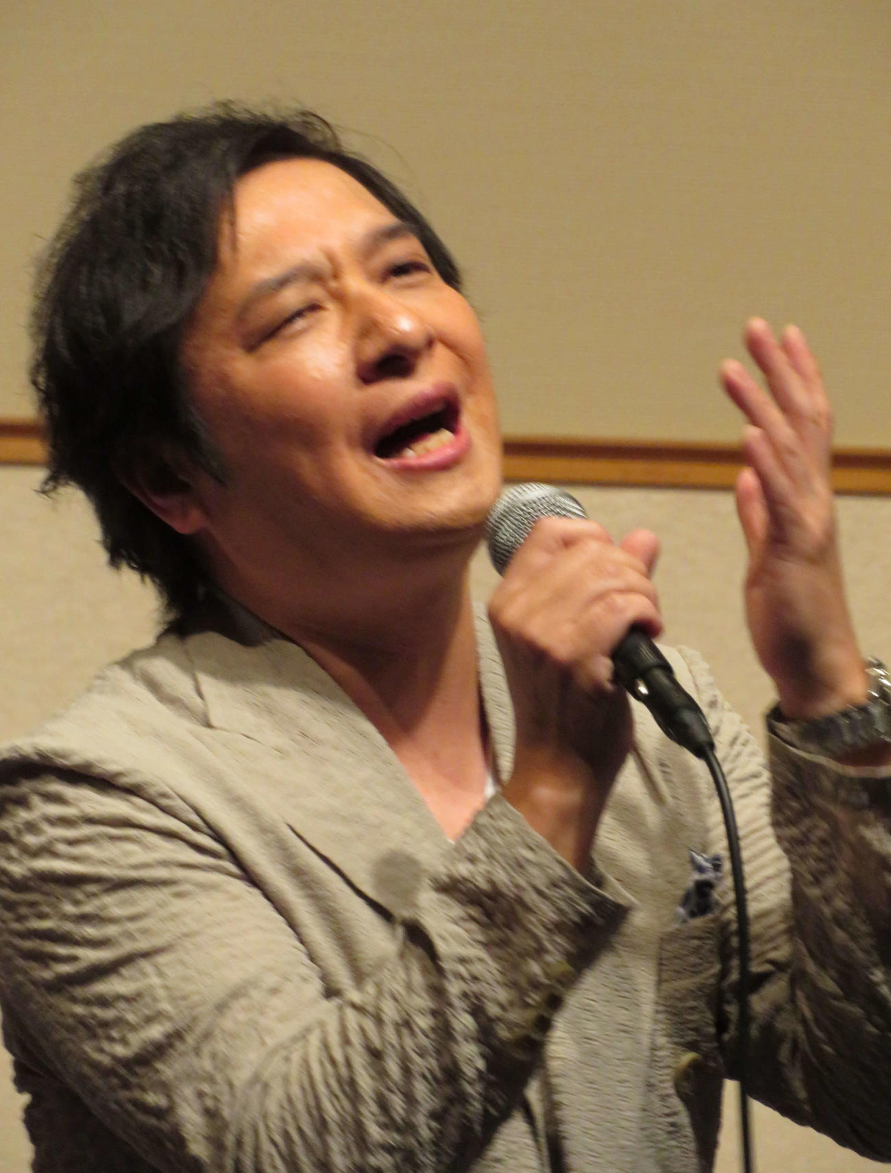 「第39回藤田まさと記念・新作歌謡作品コンクール」で歌唱する松原健之
