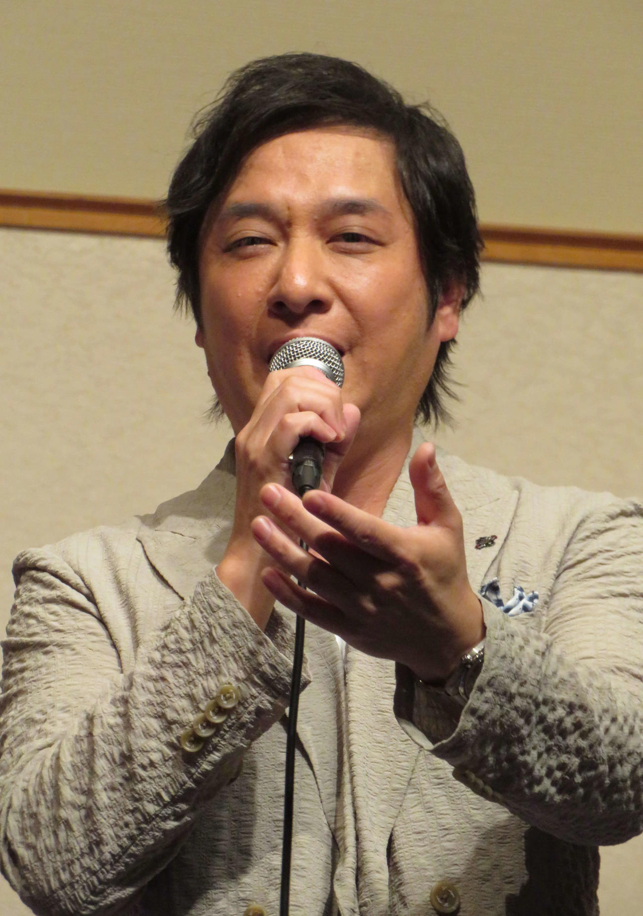 「第39回藤田まさと記念・新作歌謡作品コンクール」で歌唱する松原健之