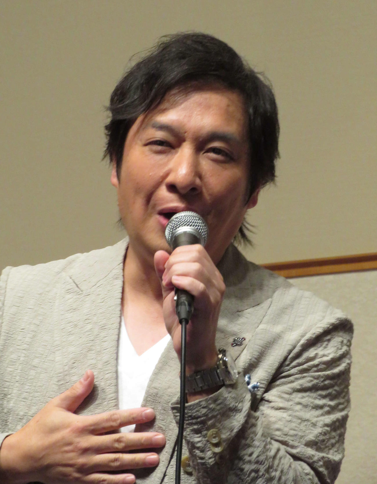 「第39回藤田まさと記念・新作歌謡作品コンクール」で歌唱する松原健之