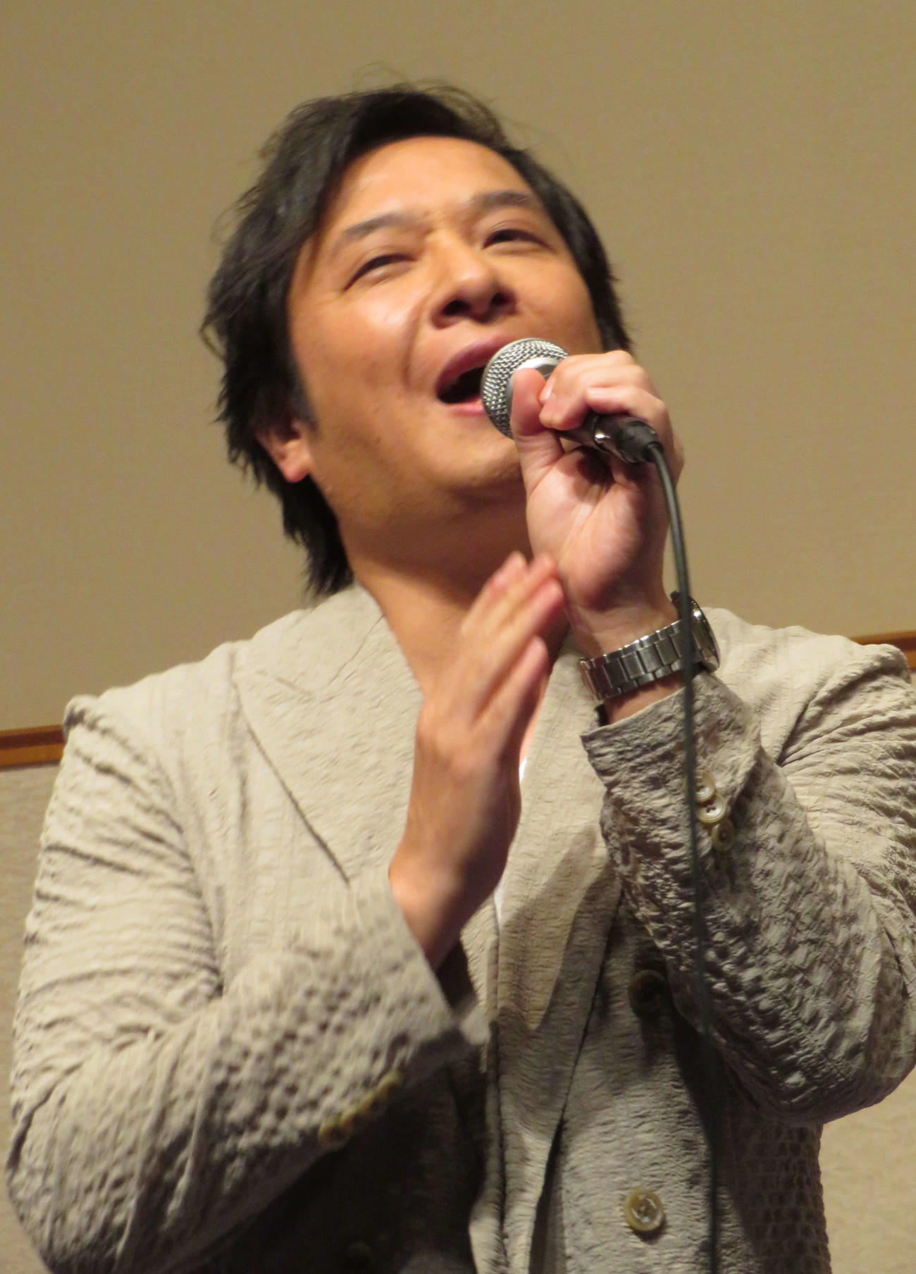 「第39回藤田まさと記念・新作歌謡作品コンクール」で歌唱する松原健之