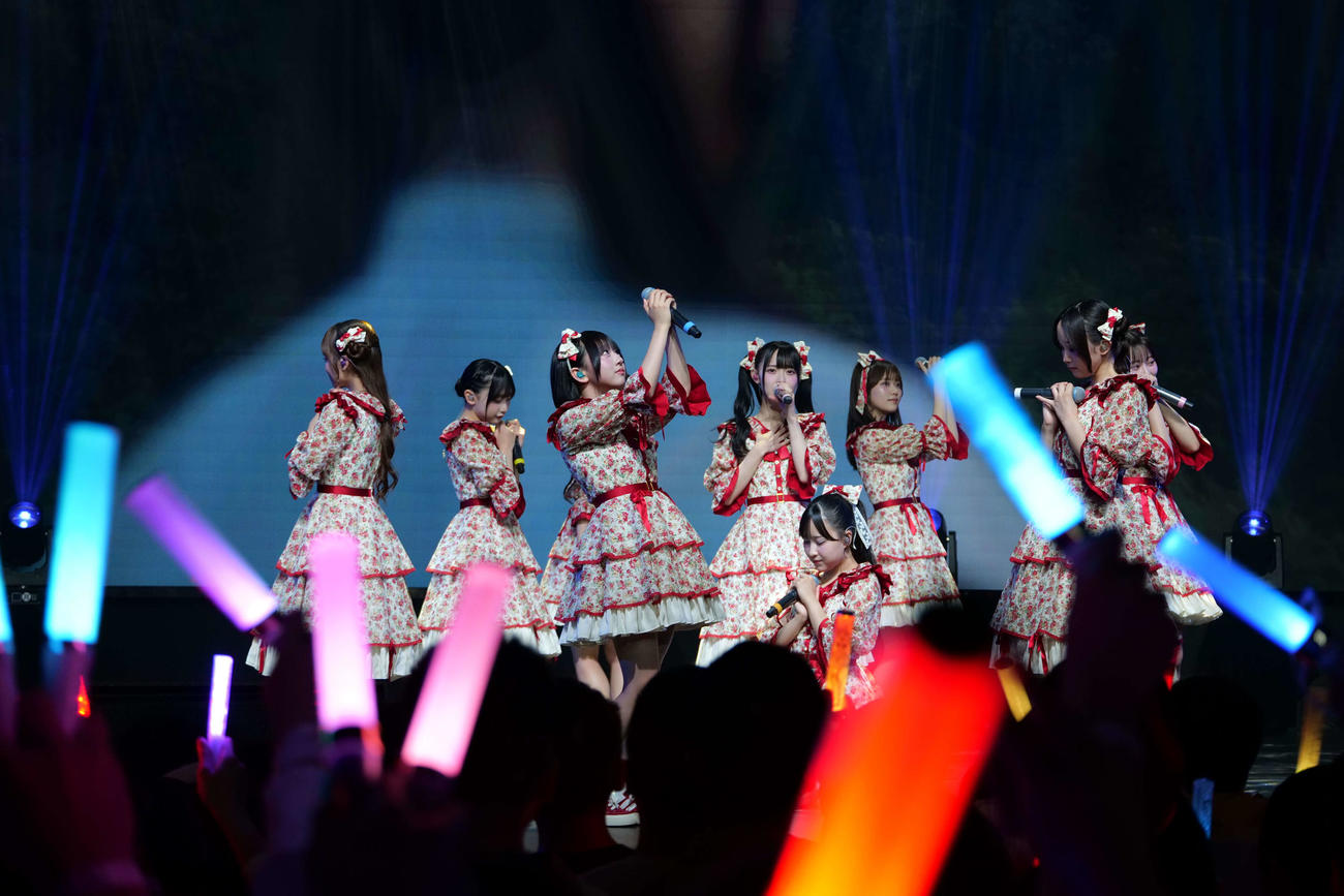 「高嶺のなでしこ　LIVE AROUND 2025　－Spring Ride－in Guangzhou」でパフォーマンスする高嶺のなでしこ