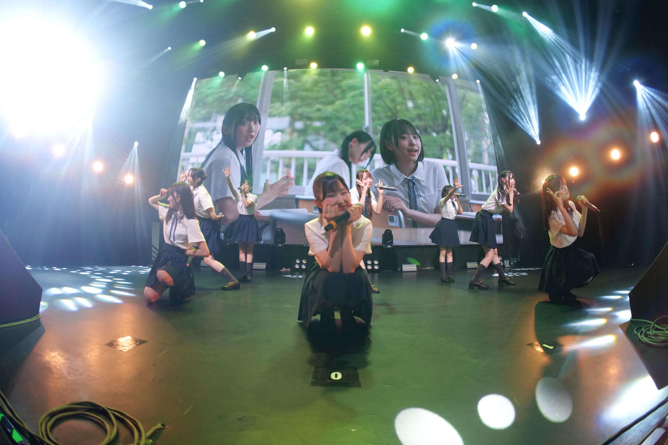 「高嶺のなでしこ　LIVE AROUND 2025　－Spring Ride－in Guangzhou」でパフォーマンスする高嶺のなでしこ