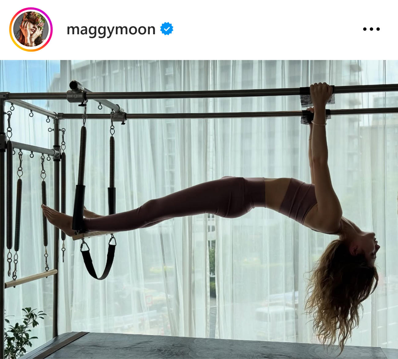 美スタイルを披露したマギー（マギーのインスタグラムから）