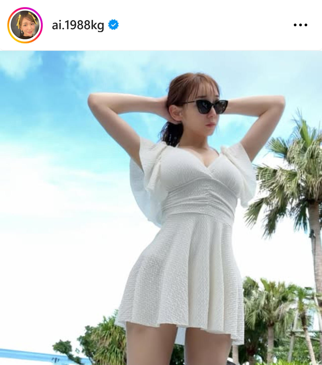 くびれ際立つ水着姿（加護亜依のインスタグラムから）