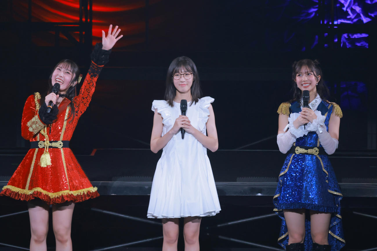Juice=Juice春ツアー最終公演で新メンバーとして発表、お披露目された林仁愛。左はリーダー段原瑠々、右はサブリーダー井上玲音