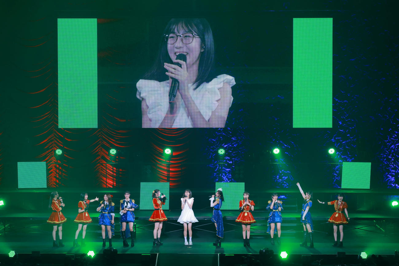 Juice=Juice春ツアー最終公演で新メンバーとして発表、お披露目された林仁愛（中央）