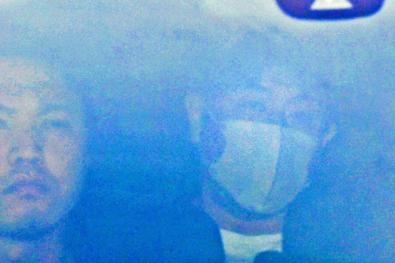 警視庁を出る鈴木善貴容疑者（右）（共同）