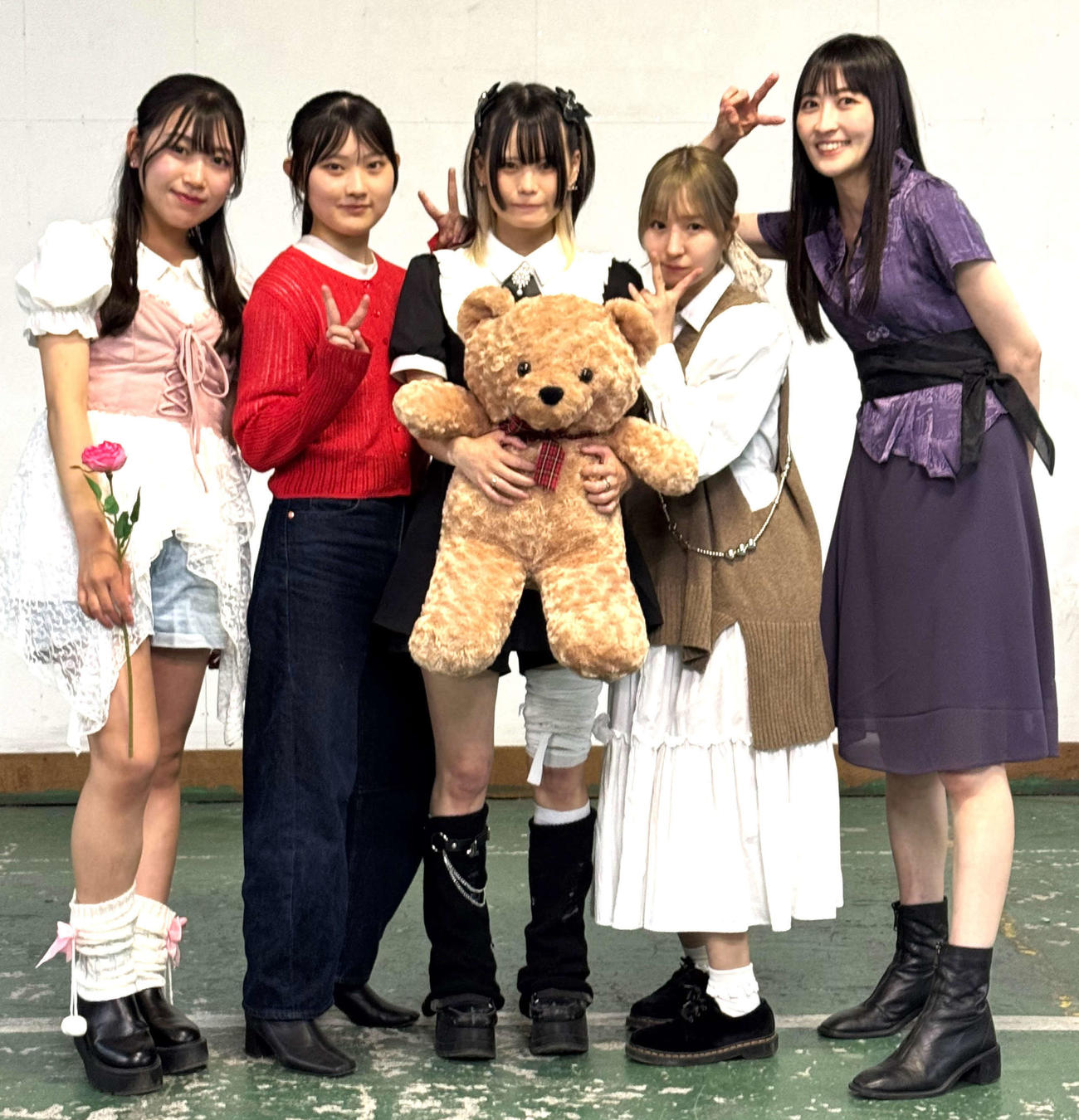 TikTokショートドラマ「キャプテンニック」に出演した、左から姫奈楓、尾崎かがり、山本乃愛、伊関あみ、夏多マユミ