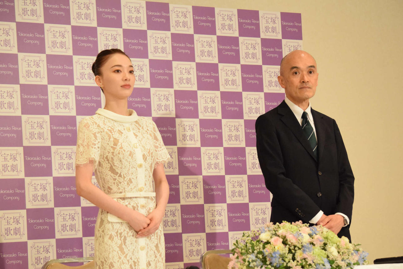 退団会見に臨んだ夢白あや（左）と村上浩爾宝塚歌劇団理事長（撮影・阪口孝志）