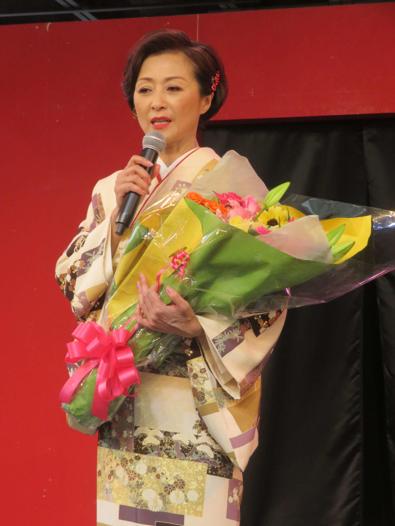 同級生から贈呈された花束を手に新曲「昭和の女」をPRする長山洋子（撮影・川田和博）