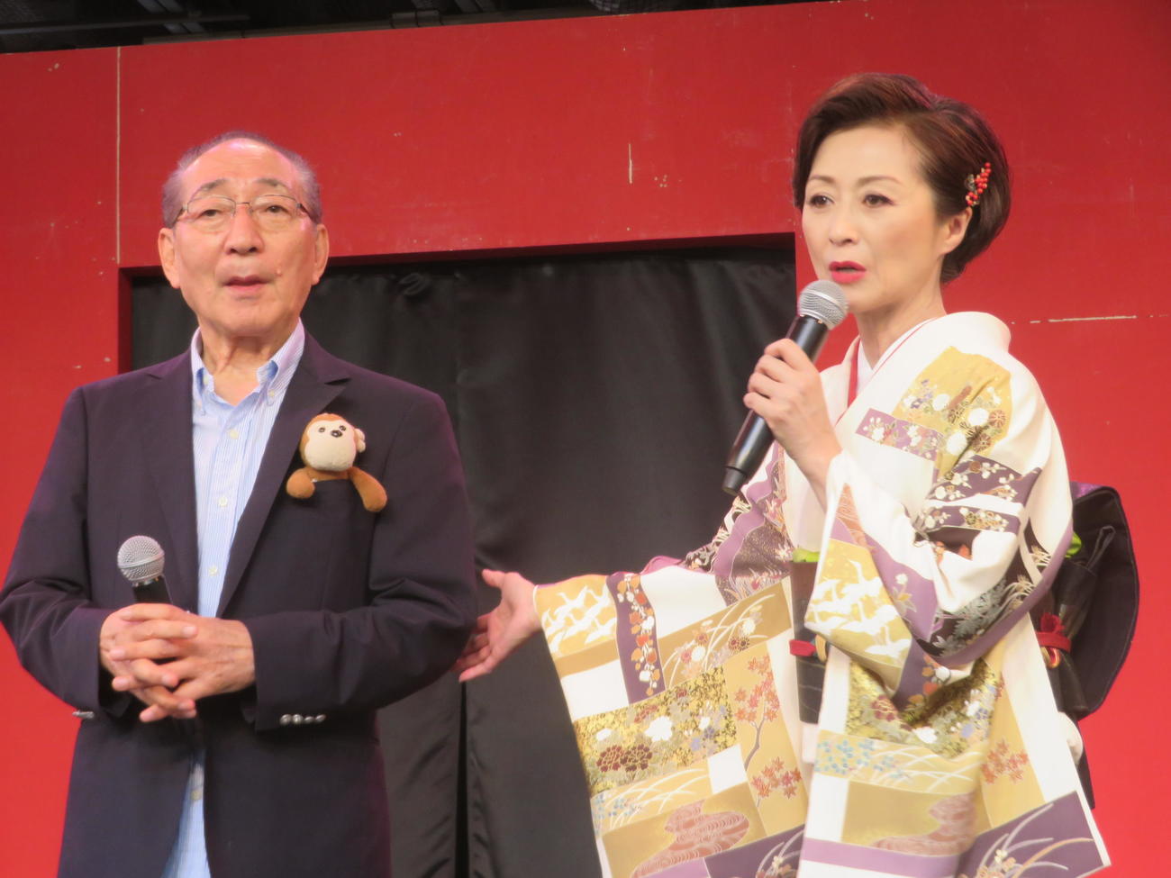 新曲「昭和の女」を発売した長山洋子（右）の応援に駆けつけた津軽三味線澤田流の澤田勝秋家元（撮影・川田和博）