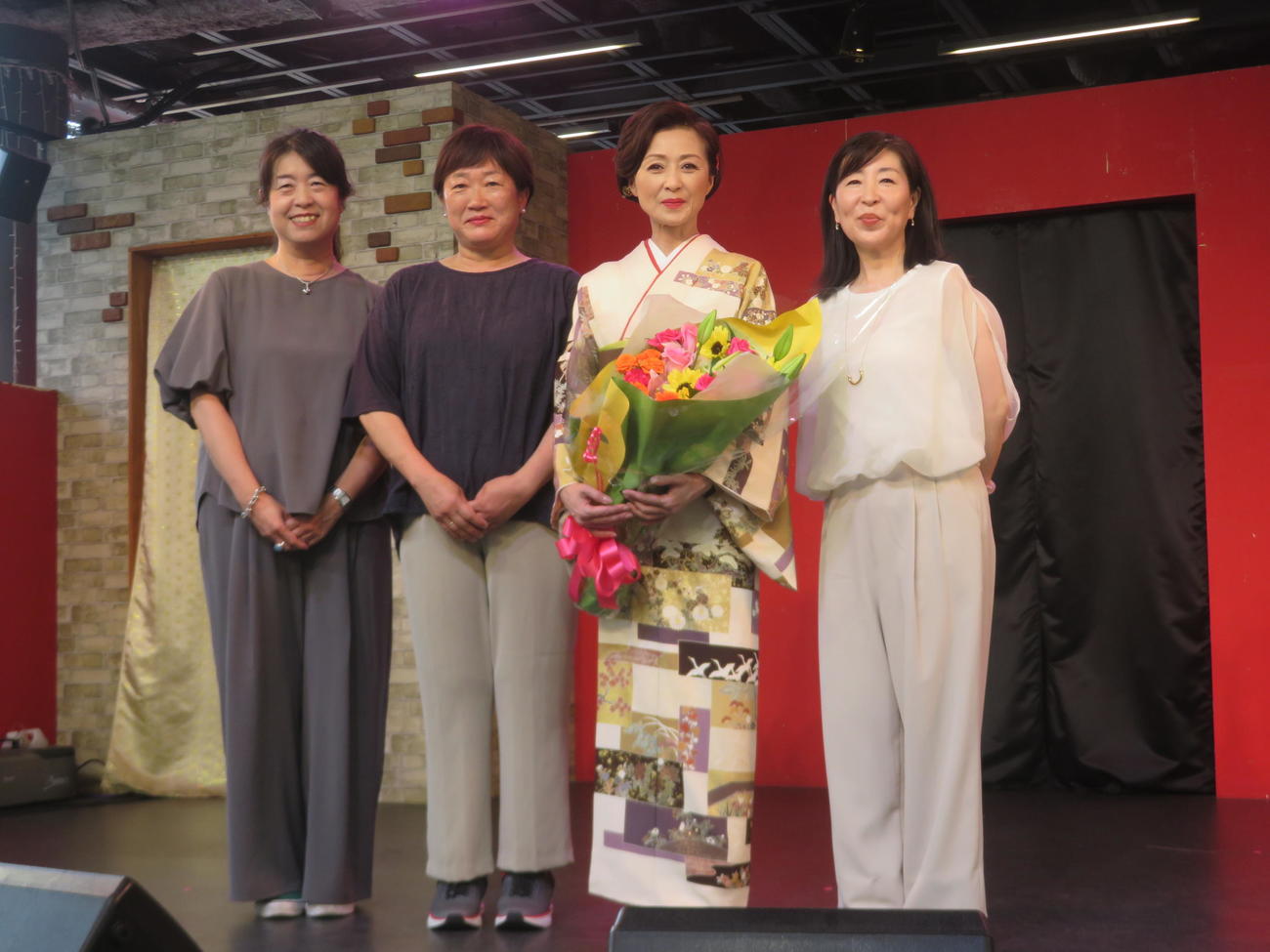 新曲「昭和の女」を発売する長山洋子（中央右）の応援に駆けつけた小中学校の同級生たち（撮影・川田和博）