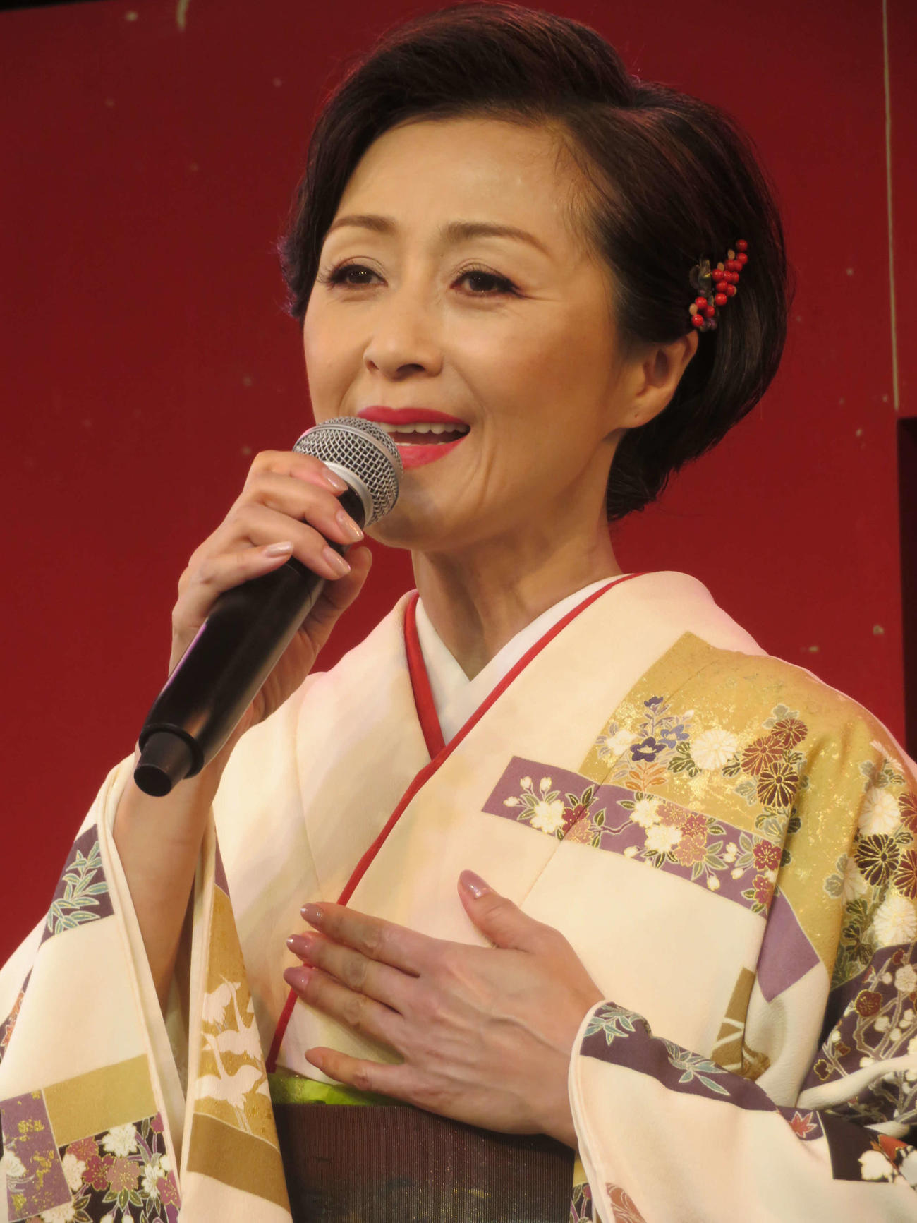 新曲「昭和の女」を披露する長山洋子（撮影・川田和博）