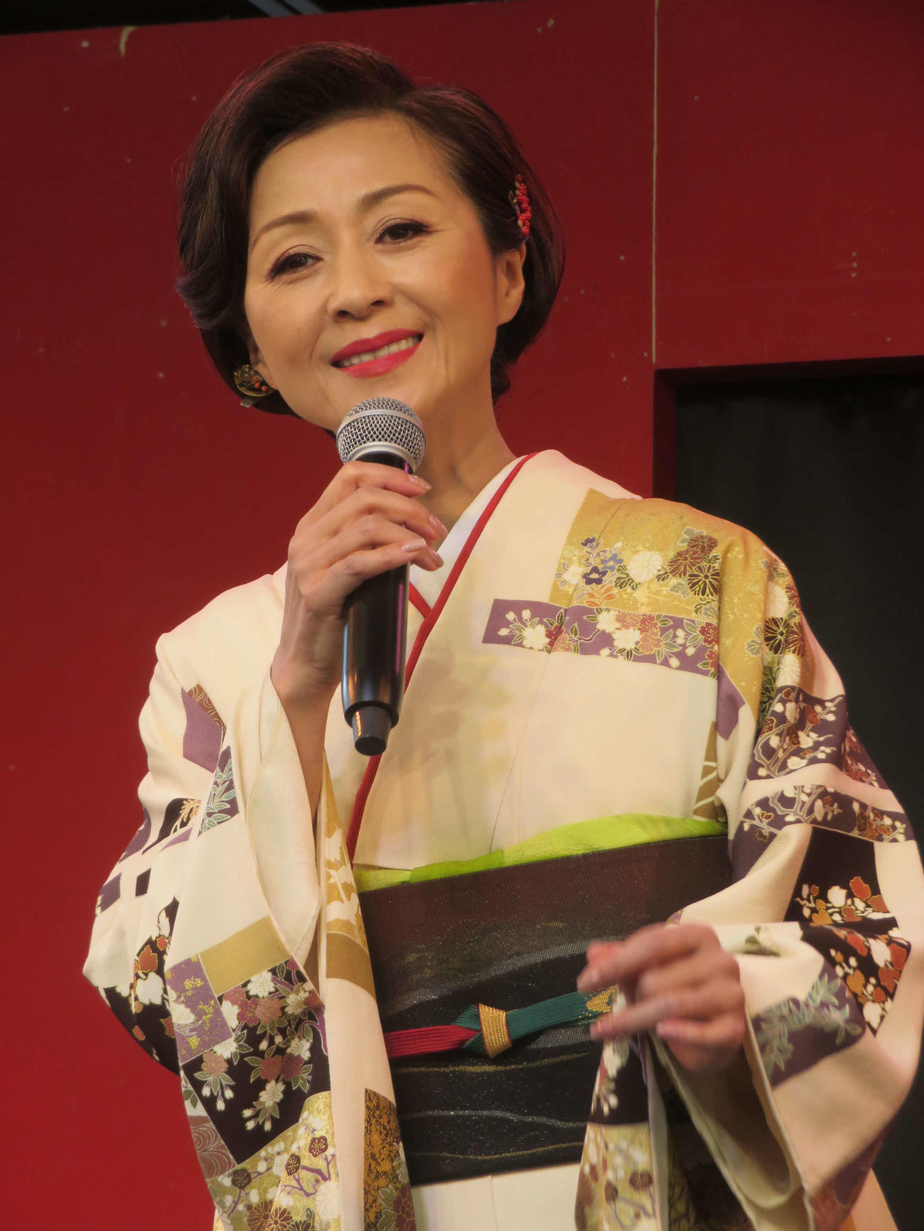 新曲「昭和の女」を披露する長山洋子（撮影・川田和博）