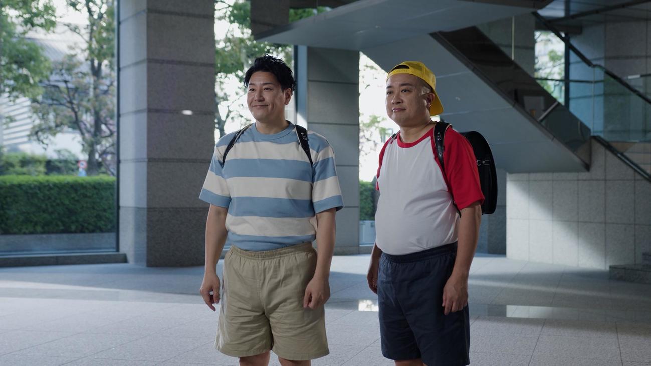 「日本トレカセンター」のCMで小学生になった長田庄平（左）と松尾駿