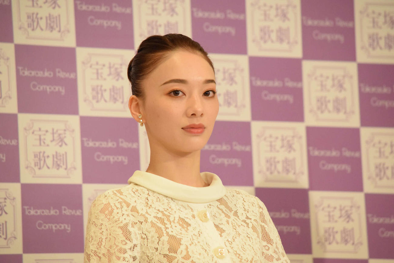 退団会見に臨んだ夢白あや（撮影・阪口孝志）