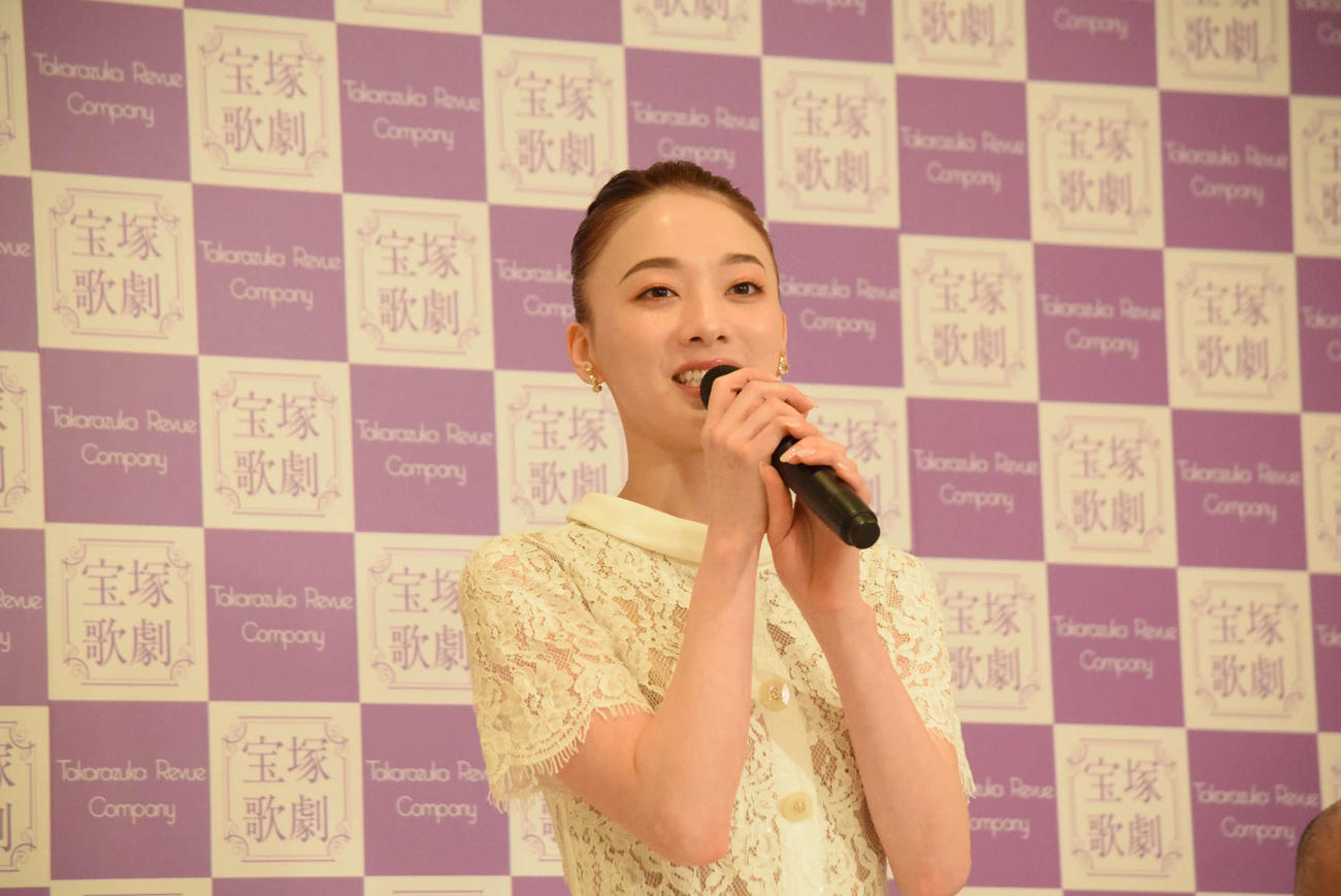 退団会見に臨んだ夢白あや（撮影・阪口孝志）
