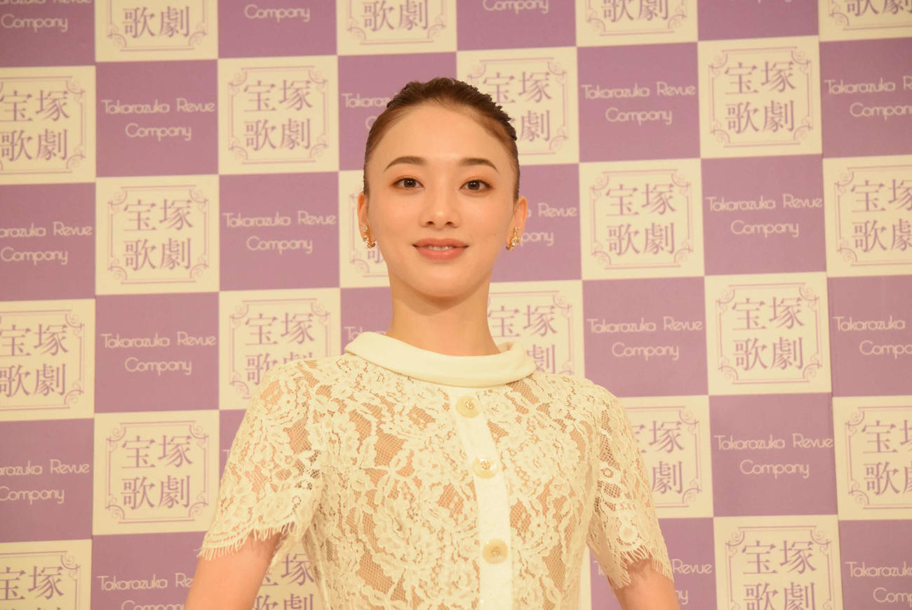 退団会見に臨んだ夢白あや（撮影・阪口孝志）