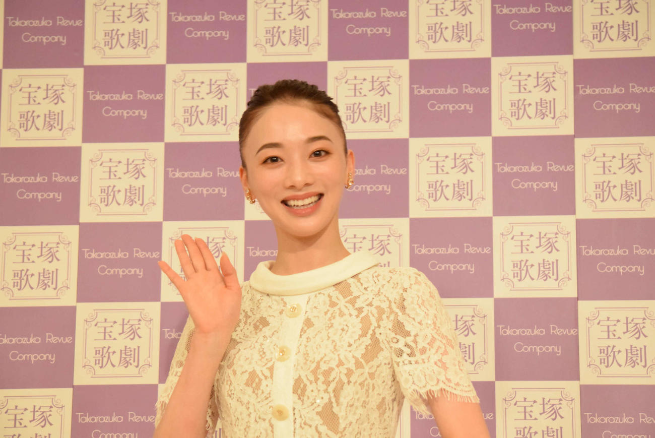 退団会見に臨んだ夢白あや（撮影・阪口孝志）