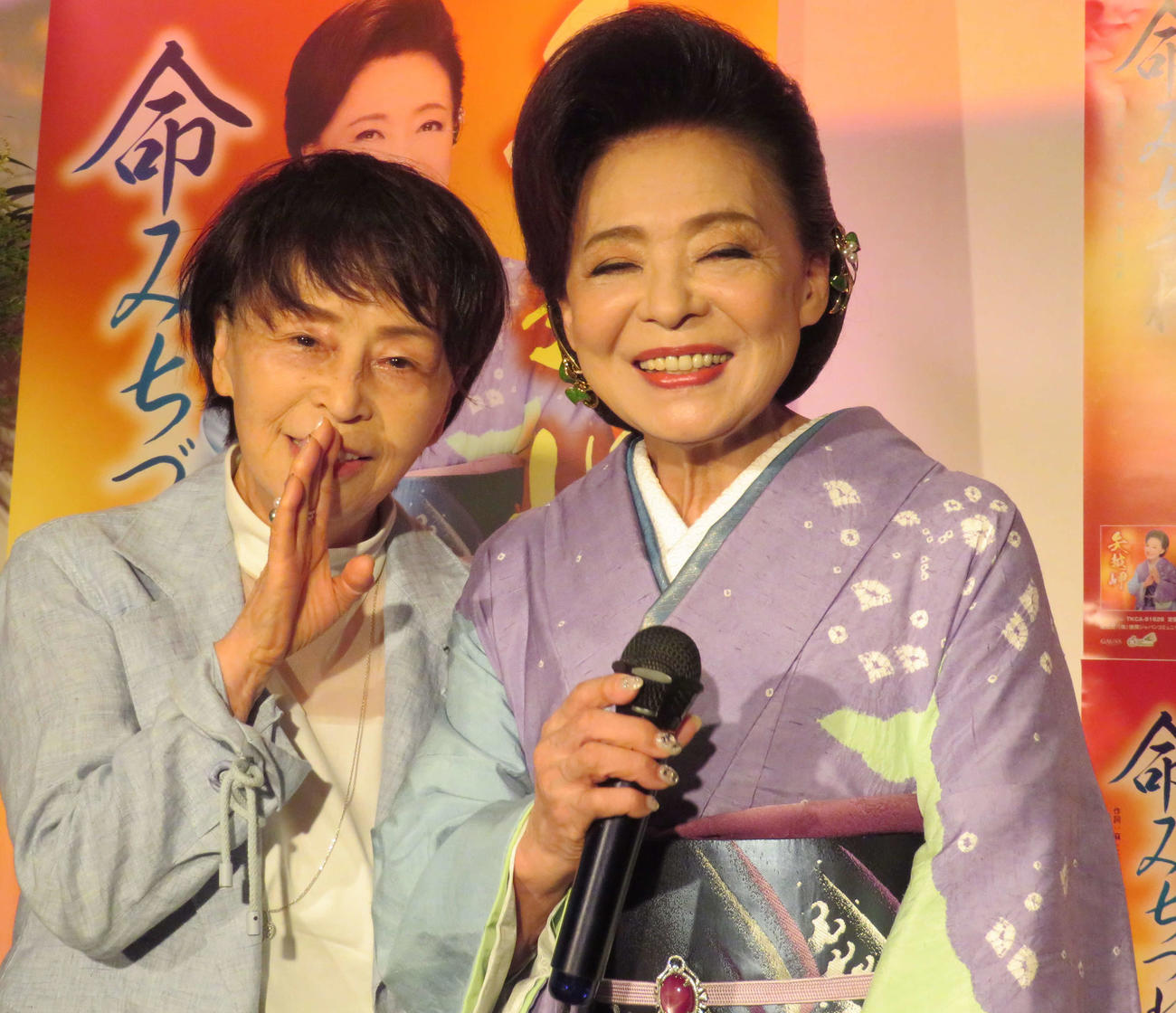 新曲「矢越岬／命みちづれ」の発売記念イベントを行った松前ひろ子（右）と作詞した麻こよみさん