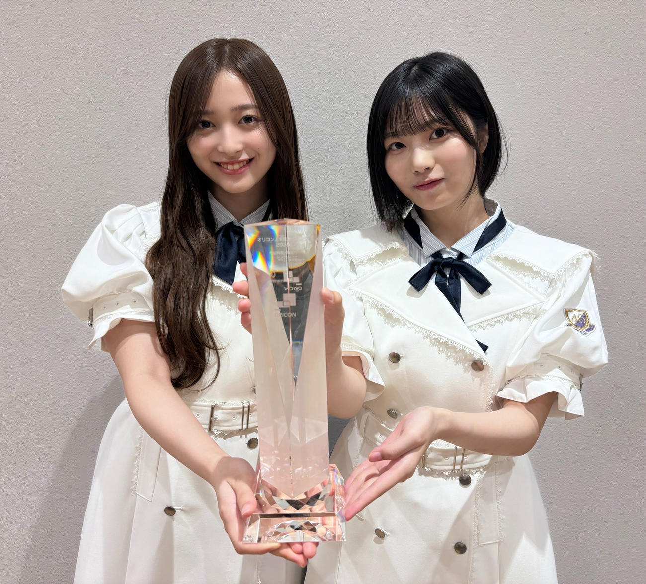 「ネーブルオレンジ」がオリコン上半期シングルランキング1位となり、トロフィーを持って笑顔を見せる乃木坂46井上和（左）と中西アルノ