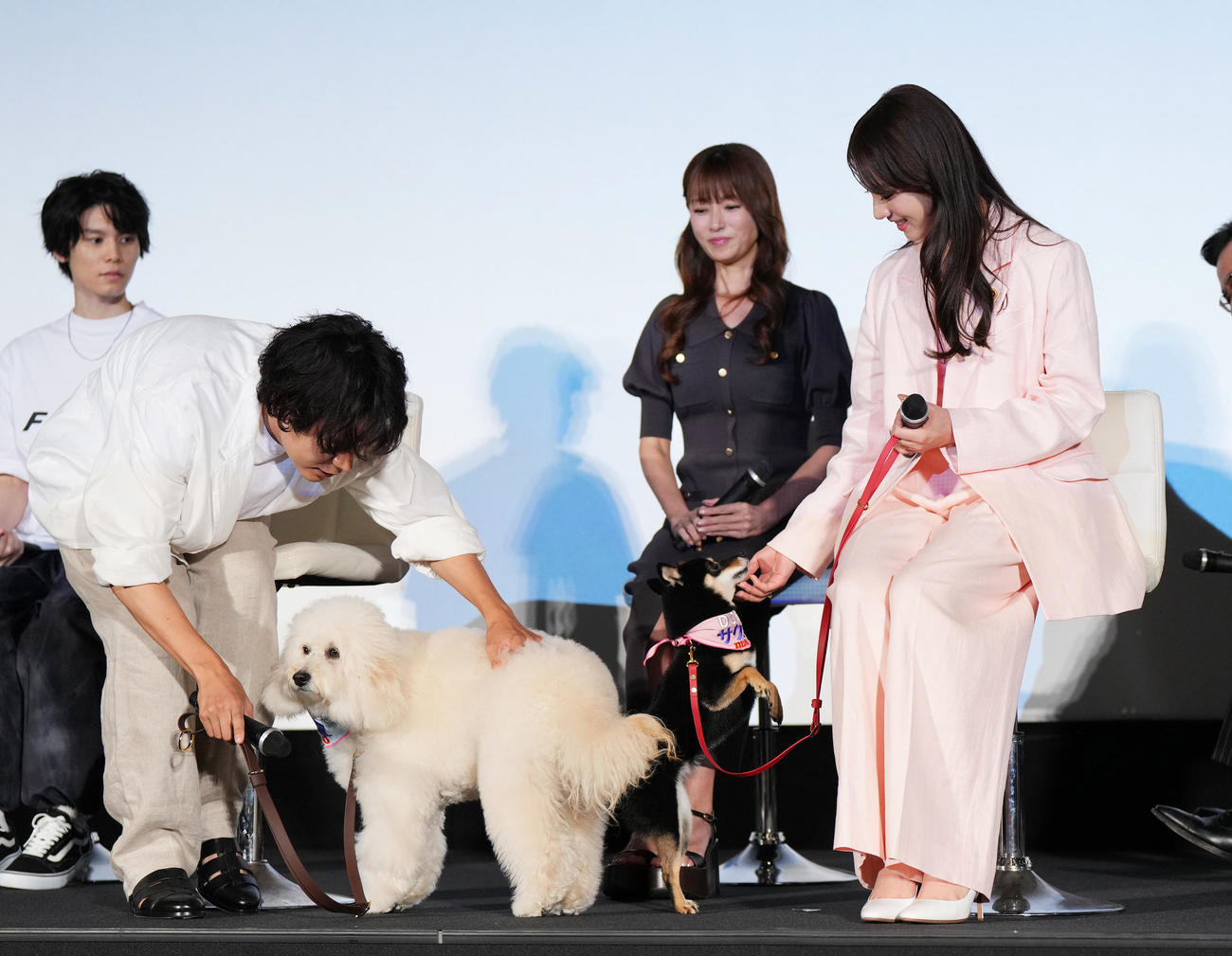 ドラマ「初恋DOGs」制作発表で出演したワンちゃんと登壇する成田凌（左）と清原果耶。左奥は萩原利久、中央は深田恭子（撮影・菅敏）