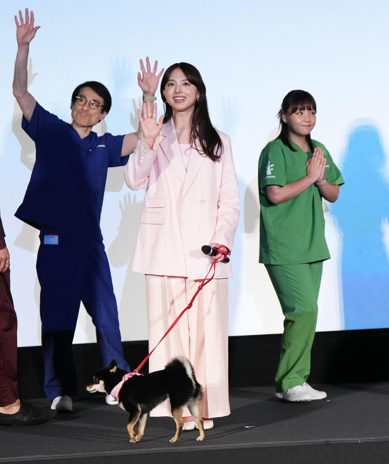 ドラマ「初恋DOGs」制作発表で出演したワンちゃんを連れてファンに手を振る清原果耶。左はなだぎ武、右は野呂佳代（撮影・菅敏）