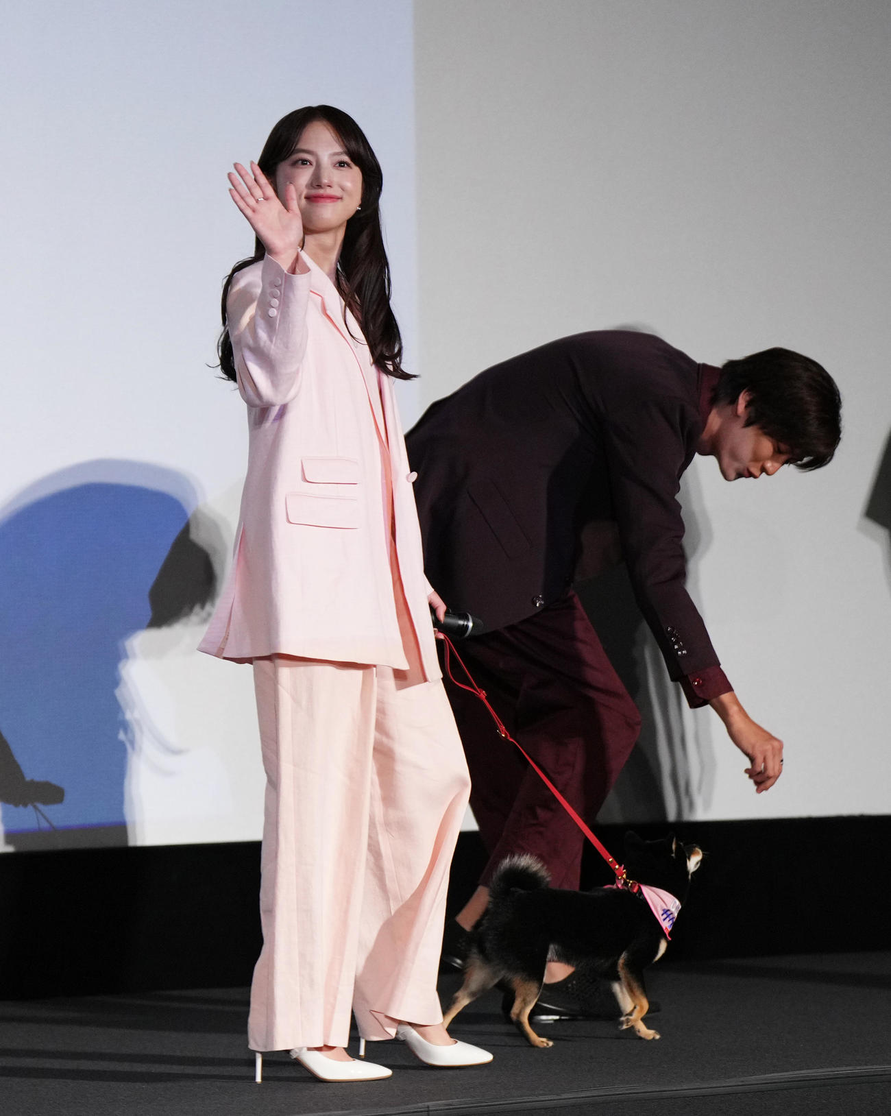 ドラマ「初恋DOGs」制作発表で出演したワンちゃんを連れてファンに手を振る清原果耶。右はナ・イヌ（撮影・菅敏）