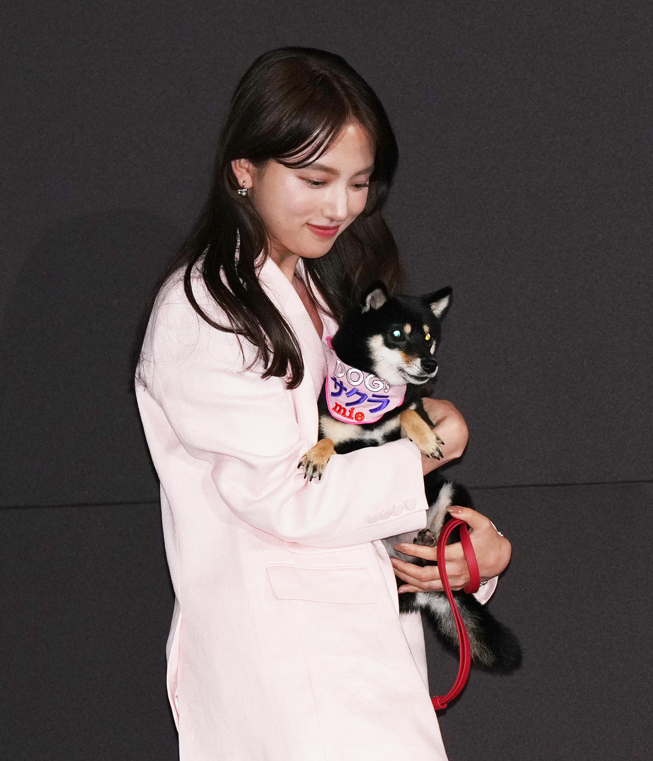 ドラマ「初恋DOGs」制作発表で出演したワンちゃんを抱き上げる清原果耶（撮影・菅敏）