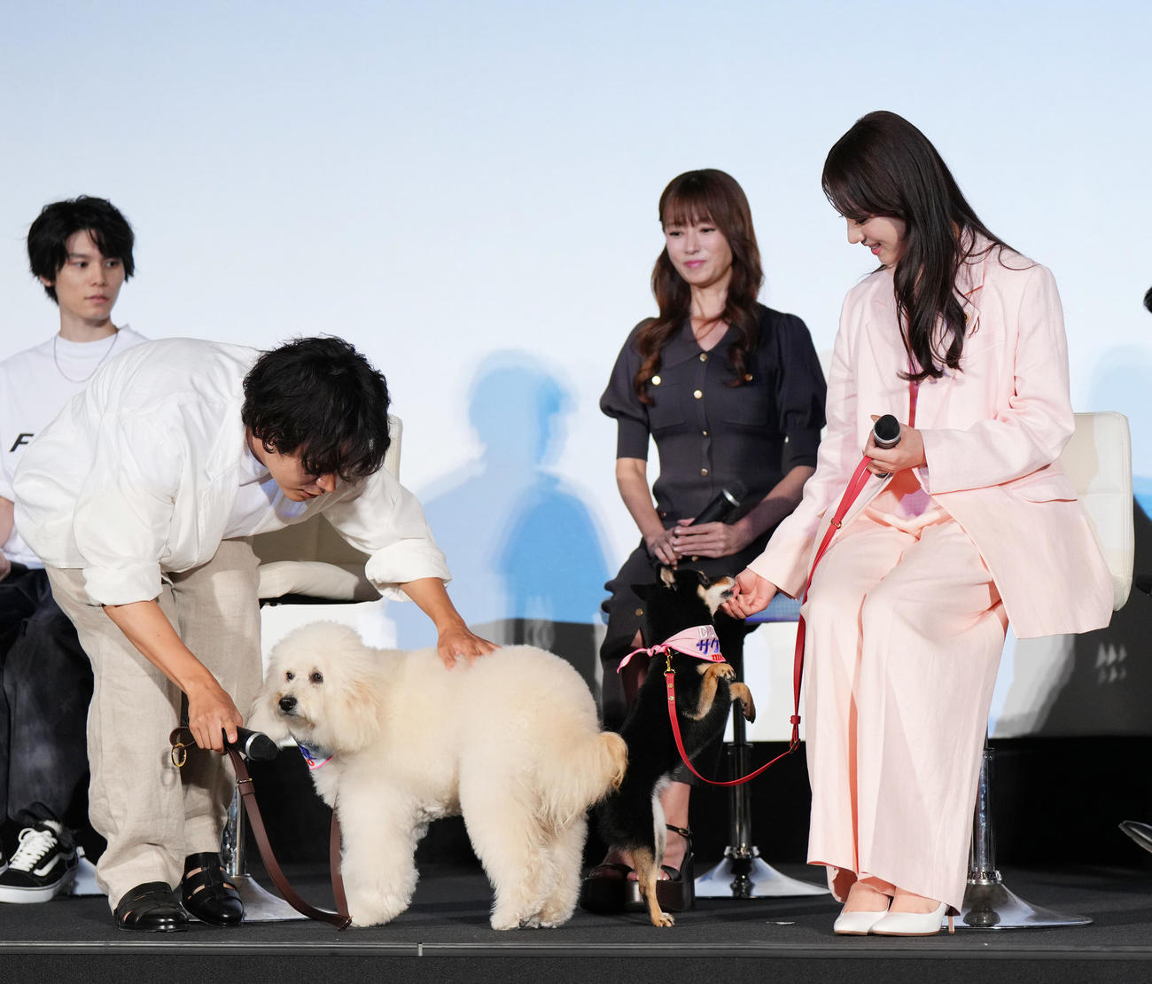 ドラマ「初恋DOGs」制作発表で出演したワンちゃんと登壇する成田凌（左）と清原果耶。左奥は萩原利久、中央は深田恭子（撮影・菅敏）
