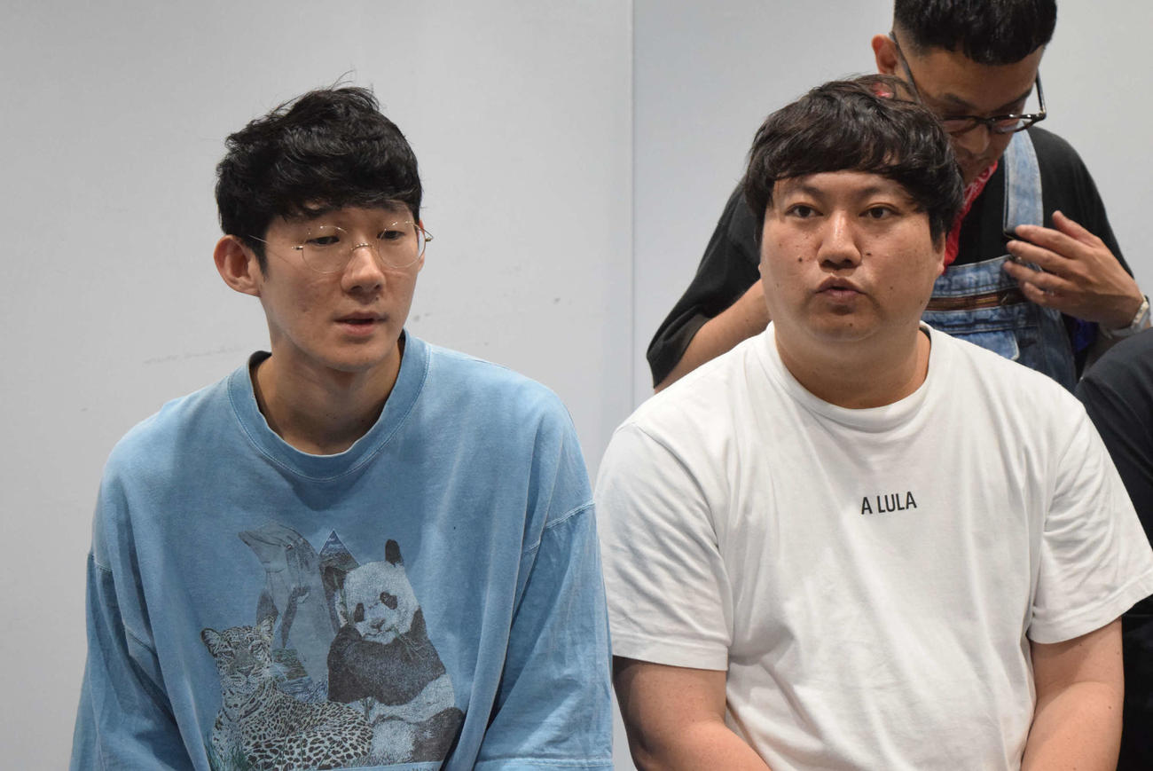 ロングコートダディ堂前透（左）と兎（撮影・阪口孝志）