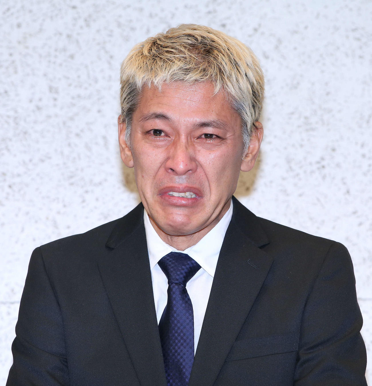 19年7月、闇営業問題で涙ながらに謝罪をするロンドンブーツ1号2号の田村亮