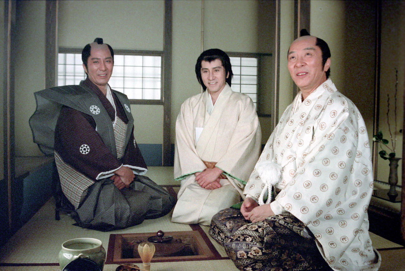 93年2月、時代劇スペシャル「乾いて候」で3人そろって収録に臨む。左から田村亮、田村正和さん、田村高広さん