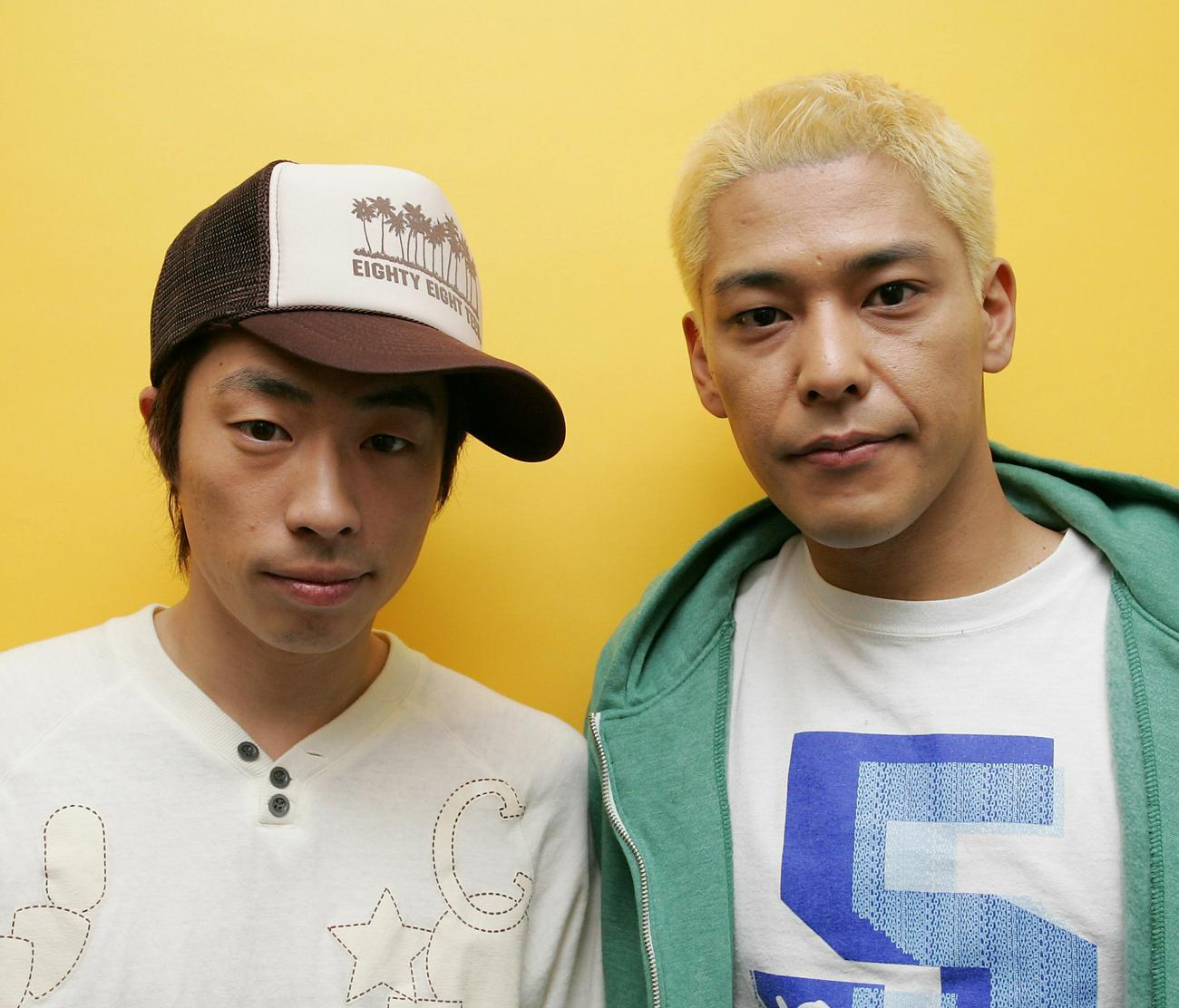04年11月、「ロンドンハーツ」の出版イベントを行うロンドンブーツ1号2号の田村淳（左）と田村亮